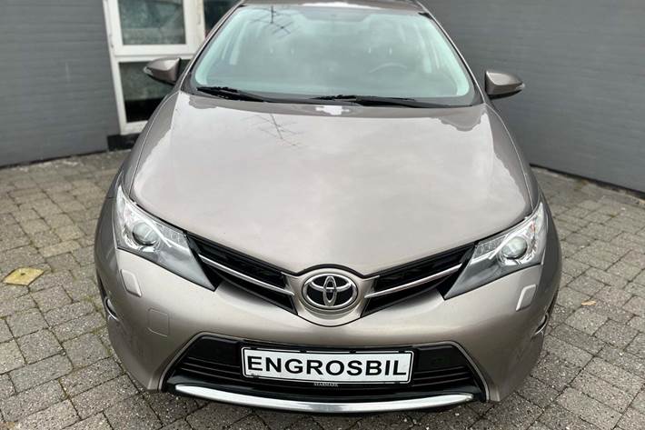 Beige Toyota Auris fra 2012