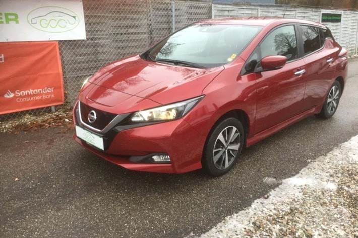 Rød Nissan Leaf fra 2018 set udefra
