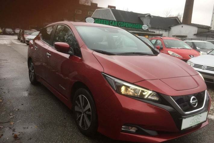 Rød Nissan Leaf fra 2018 set udefra