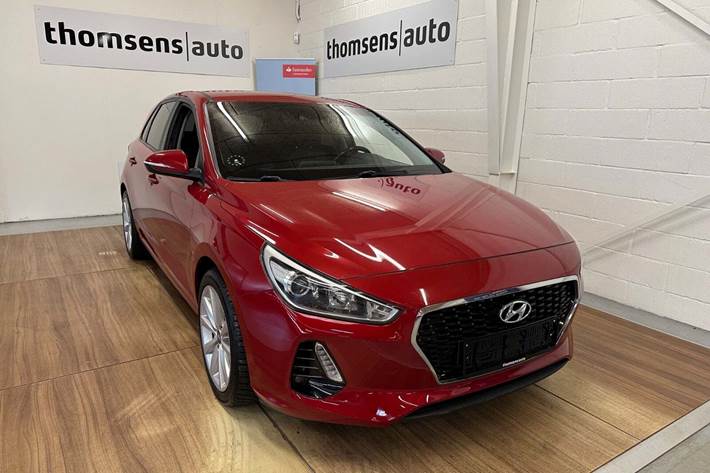 Rød Hyundai i30 fra 2017 set udefra