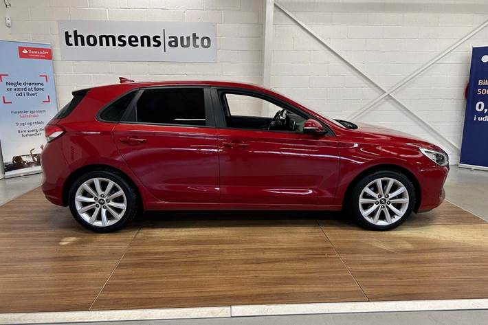 Rød Hyundai i30 fra 2017