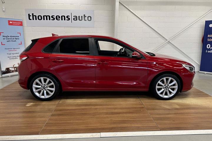 Rød Hyundai i30 fra 2017