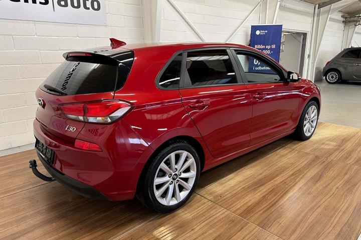 Rød Hyundai i30 fra 2017