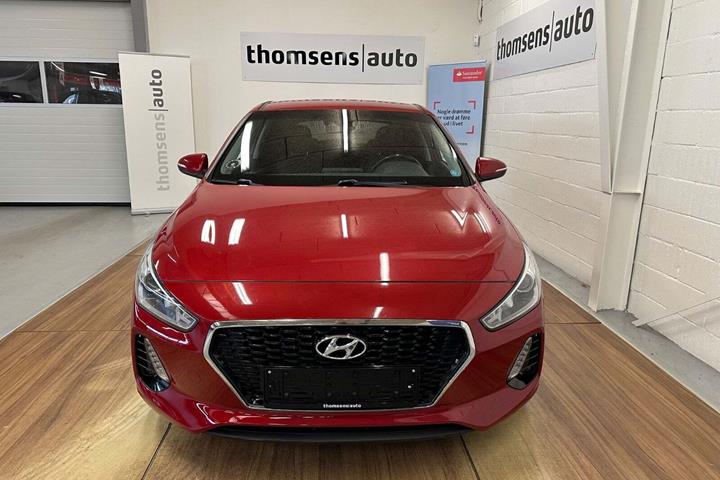 Rød Hyundai i30 fra 2017