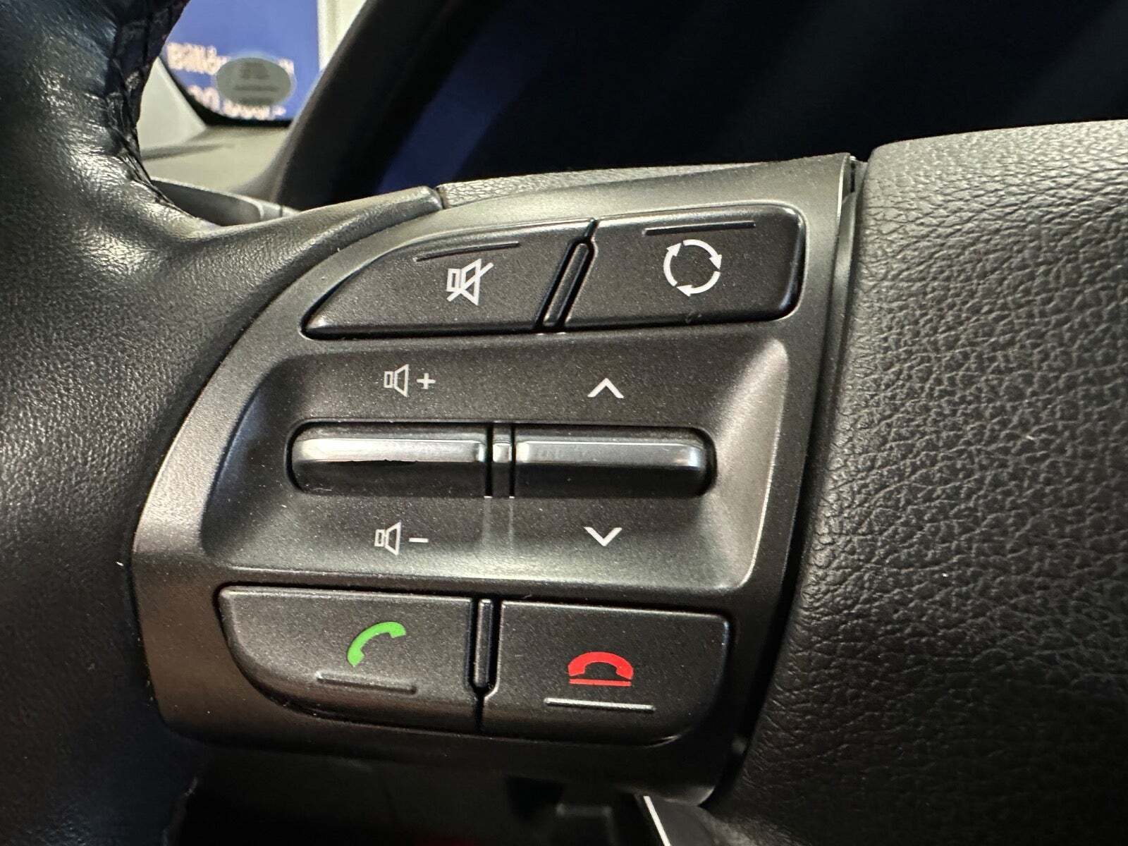 Rød Hyundai i30 fra 2017 set indefra