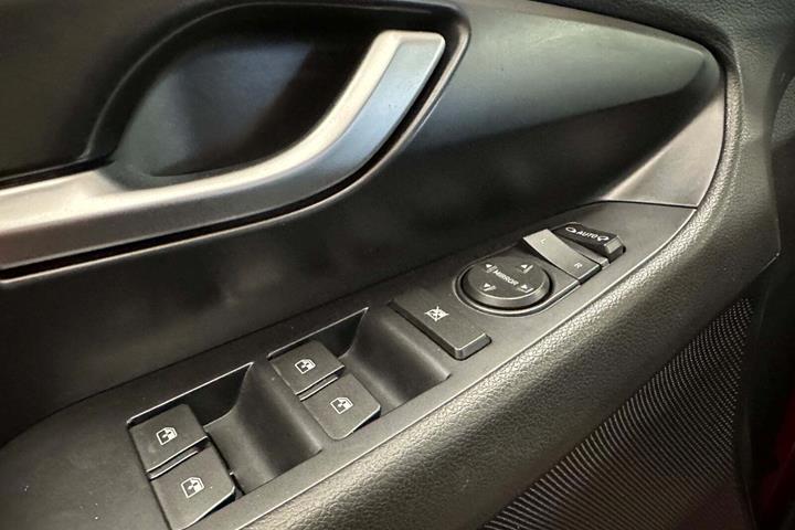 Rød Hyundai i30 fra 2017 set indefra