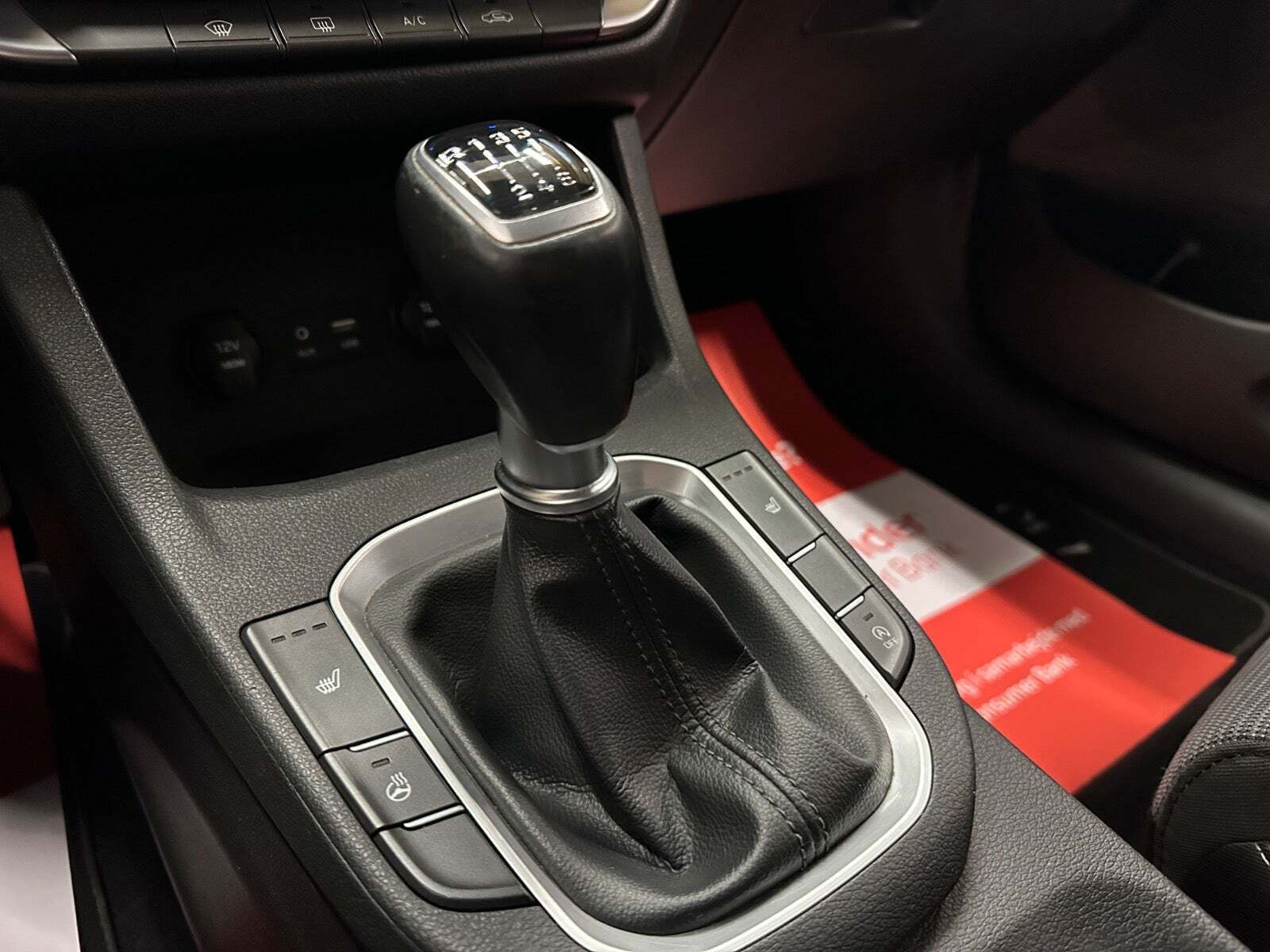 Rød Hyundai i30 fra 2017 set indefra