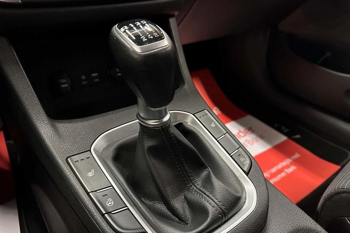 Rød Hyundai i30 fra 2017 set indefra