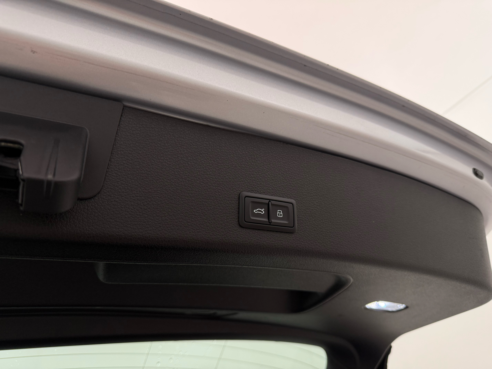 Sølv Audi e-tron fra 2021