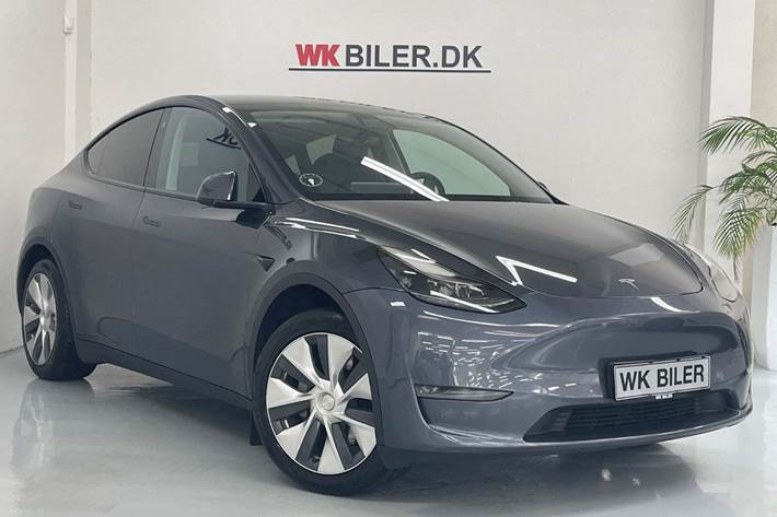 Grå Tesla Model Y fra 2022 set udefra