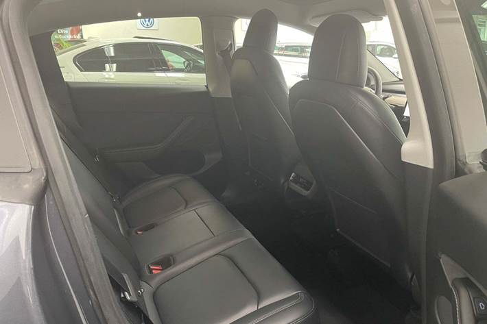 Grå Tesla Model Y fra 2022