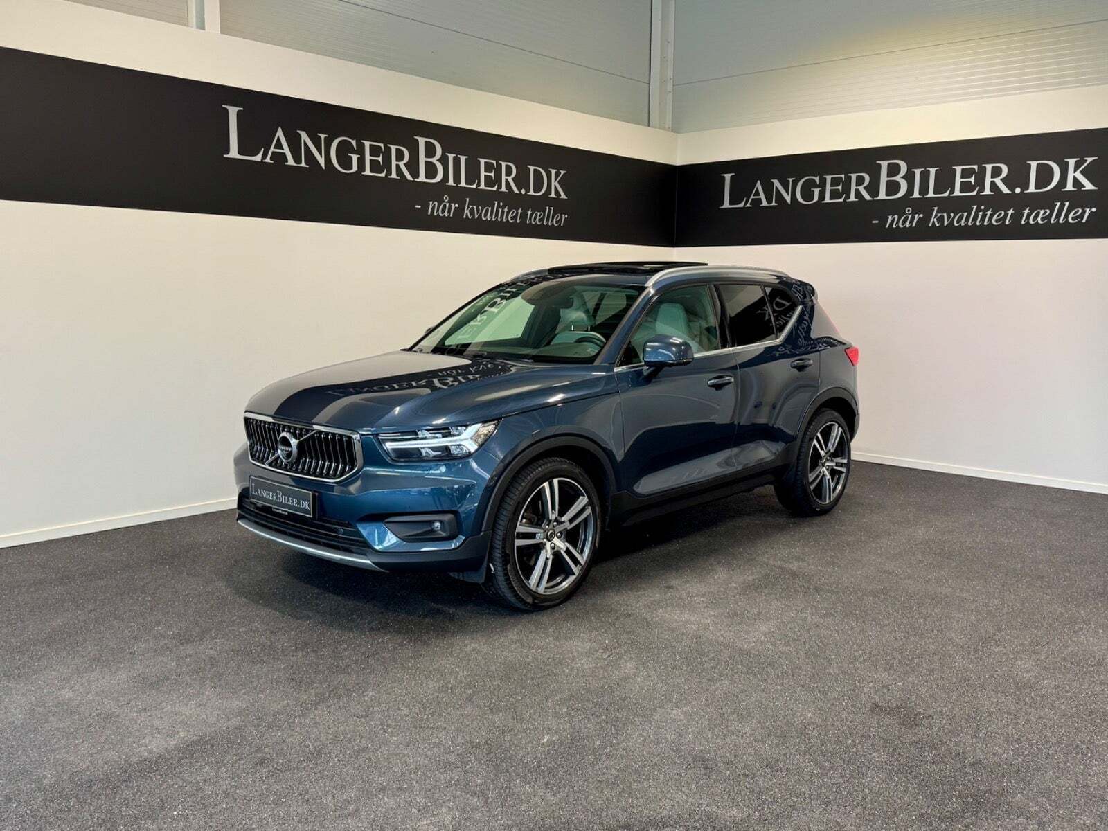 Blå Volvo XC40 fra 2020 set udefra