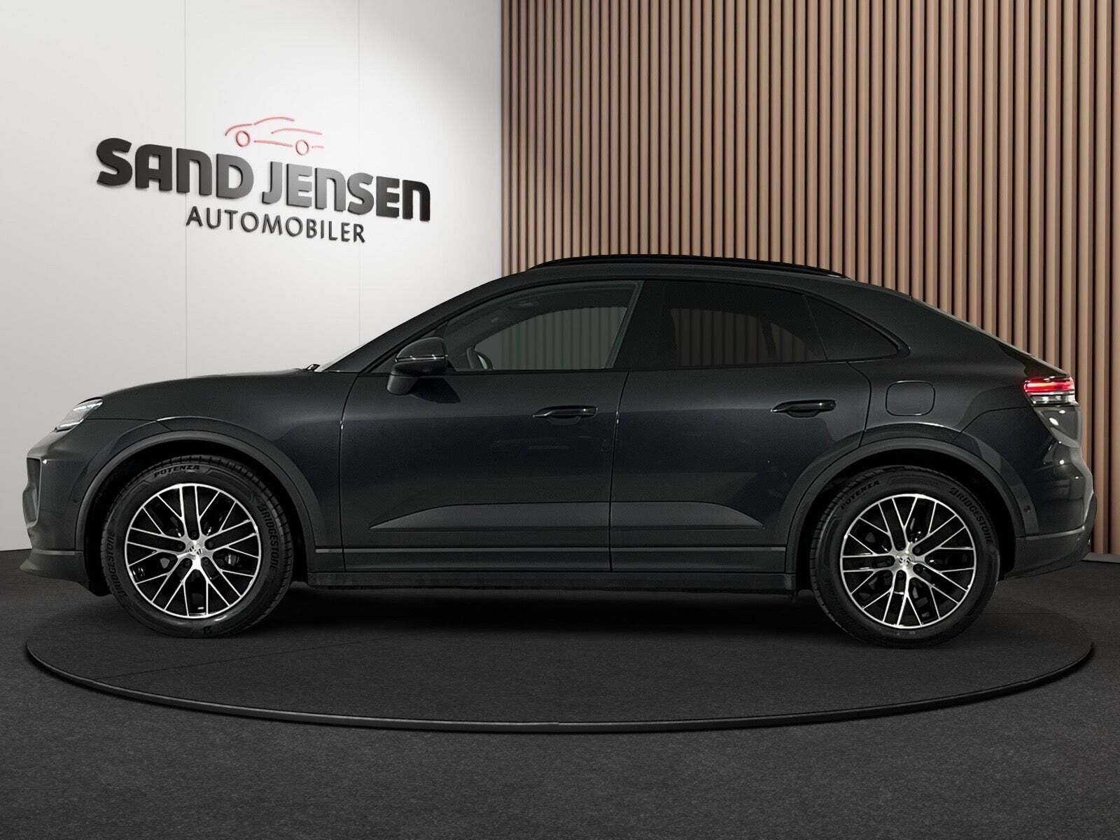 Grå Porsche Macan fra 2025
