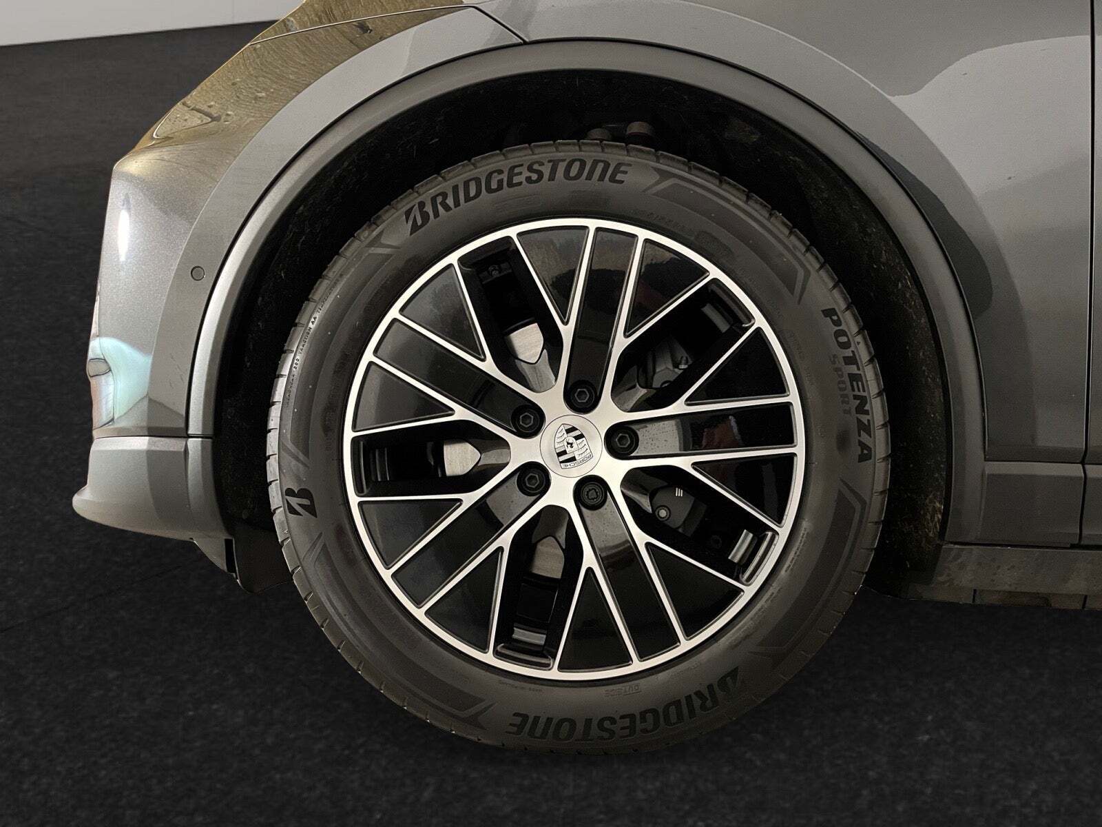 Grå Porsche Macan fra 2025