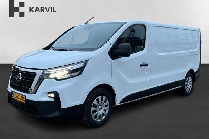 Hvid Nissan Primastar fra 2023 set udefra
