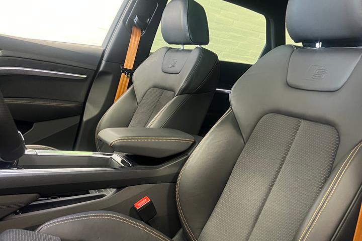 Hvid Audi e-tron fra 2022