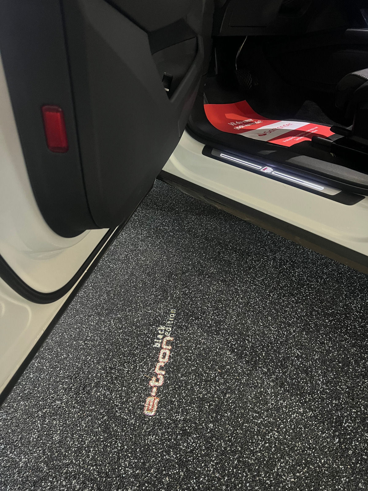 Hvid Audi e-tron fra 2022