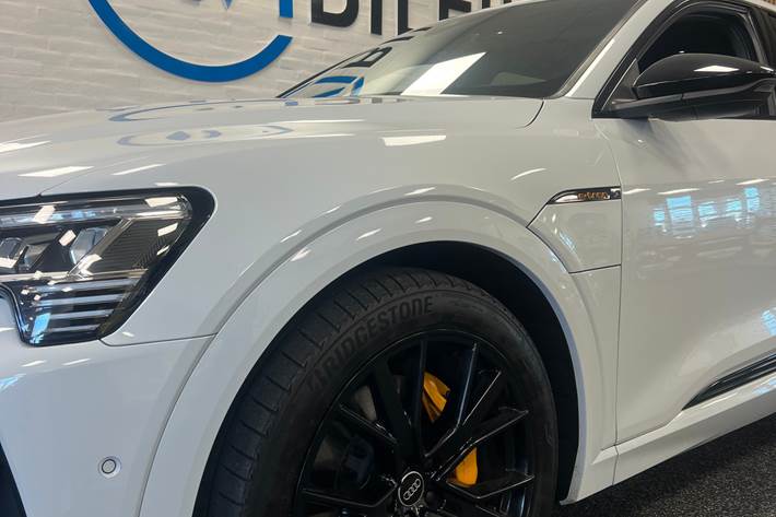 Hvid Audi e-tron fra 2022