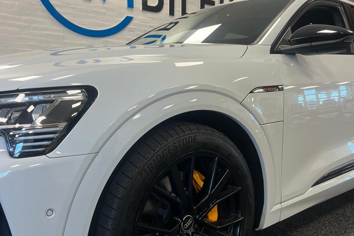 Hvid Audi e-tron fra 2022