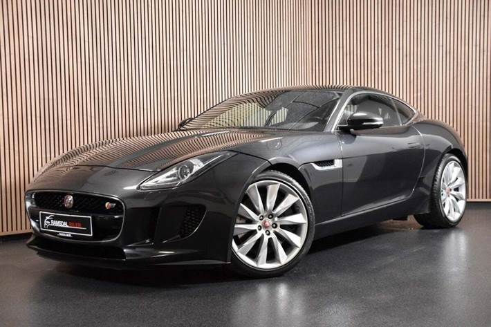 Sort Jaguar F-Type fra 2014