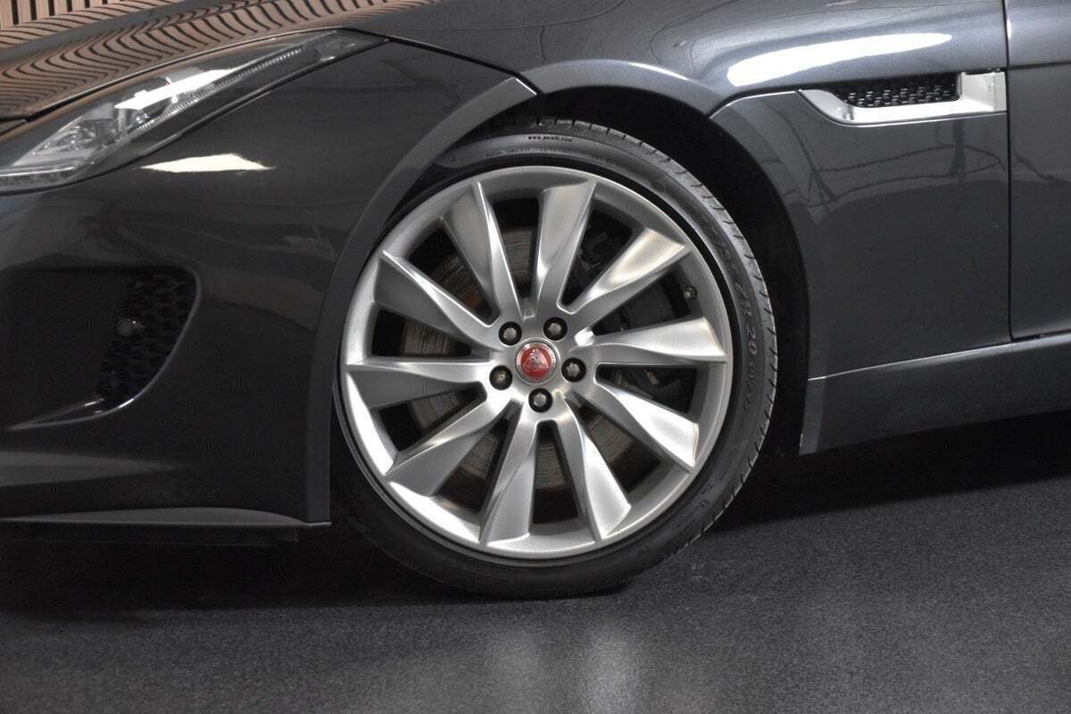 Sort Jaguar F-Type fra 2014