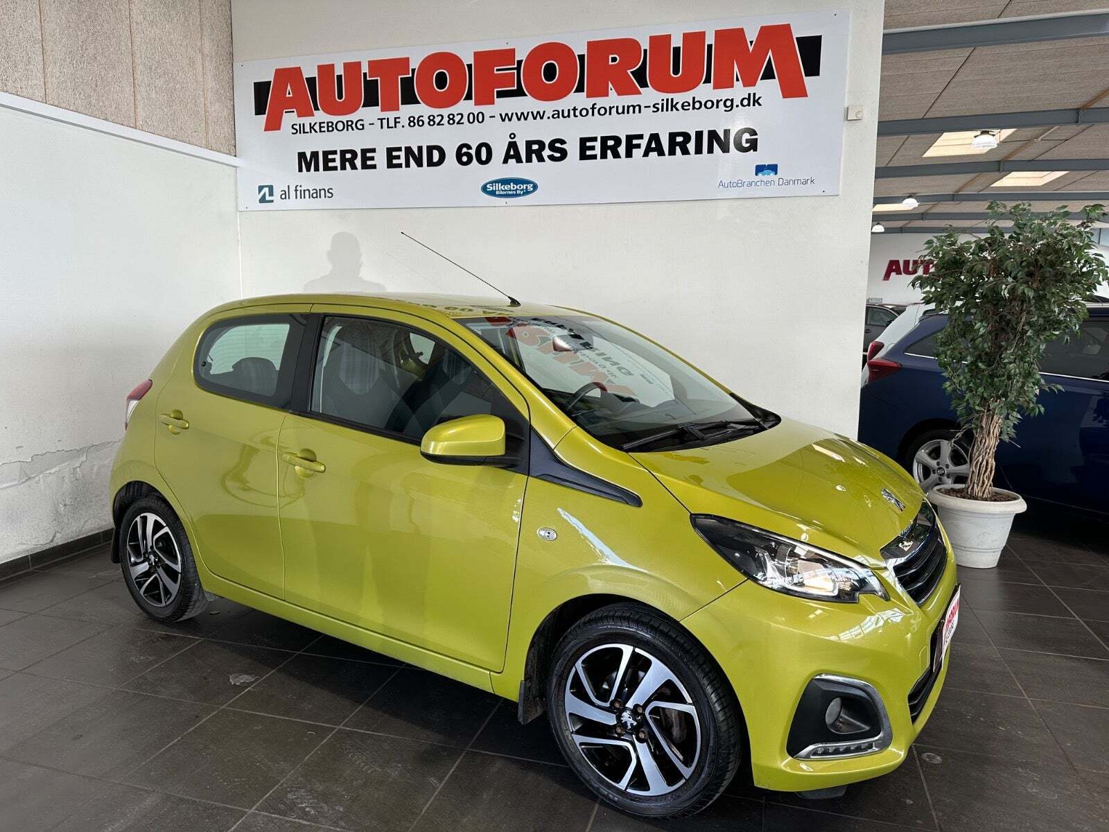Grøn Peugeot 108 fra 2019 set udefra