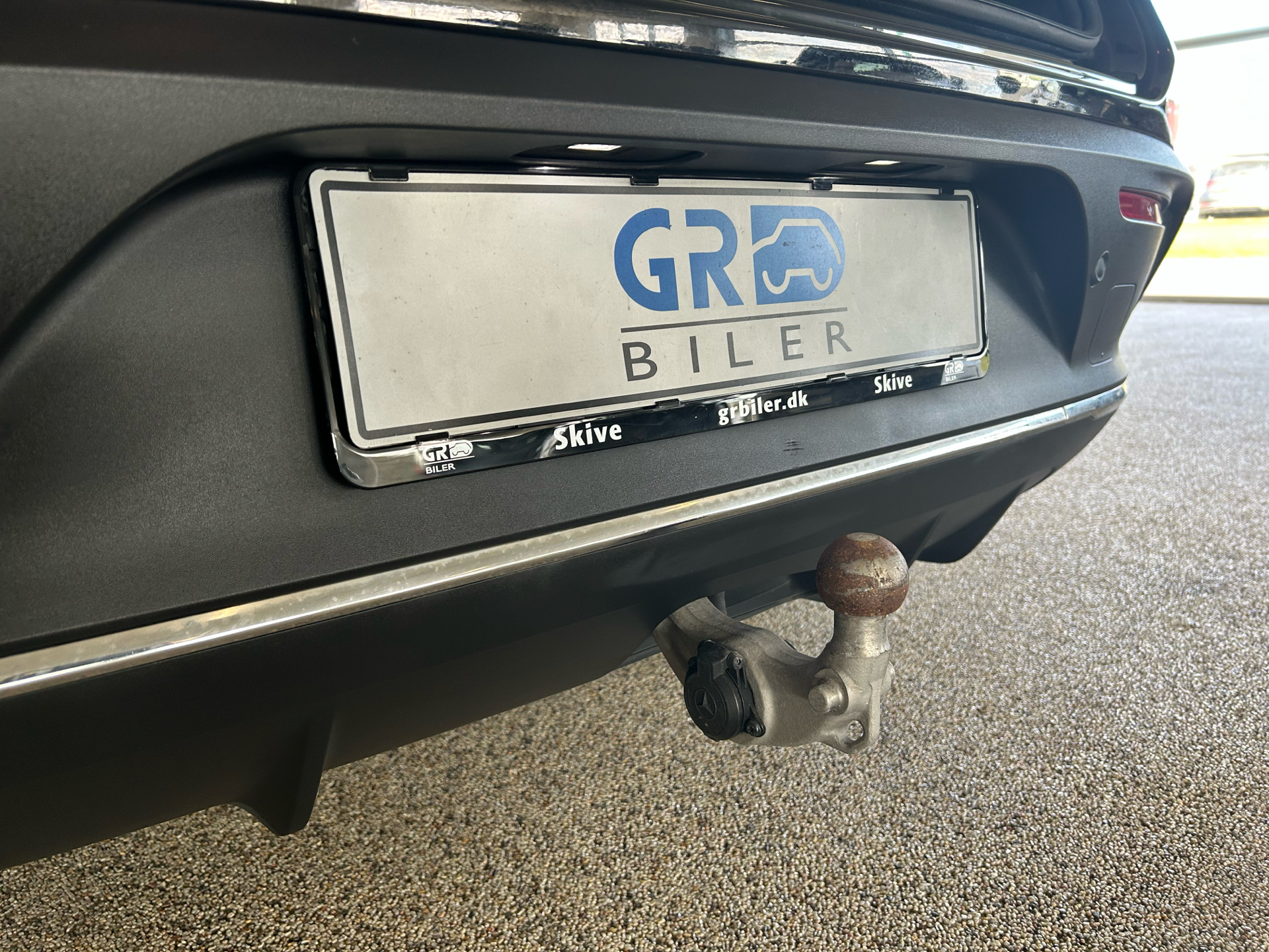 Sort Mercedes EQC 400 fra 2022 set udefra