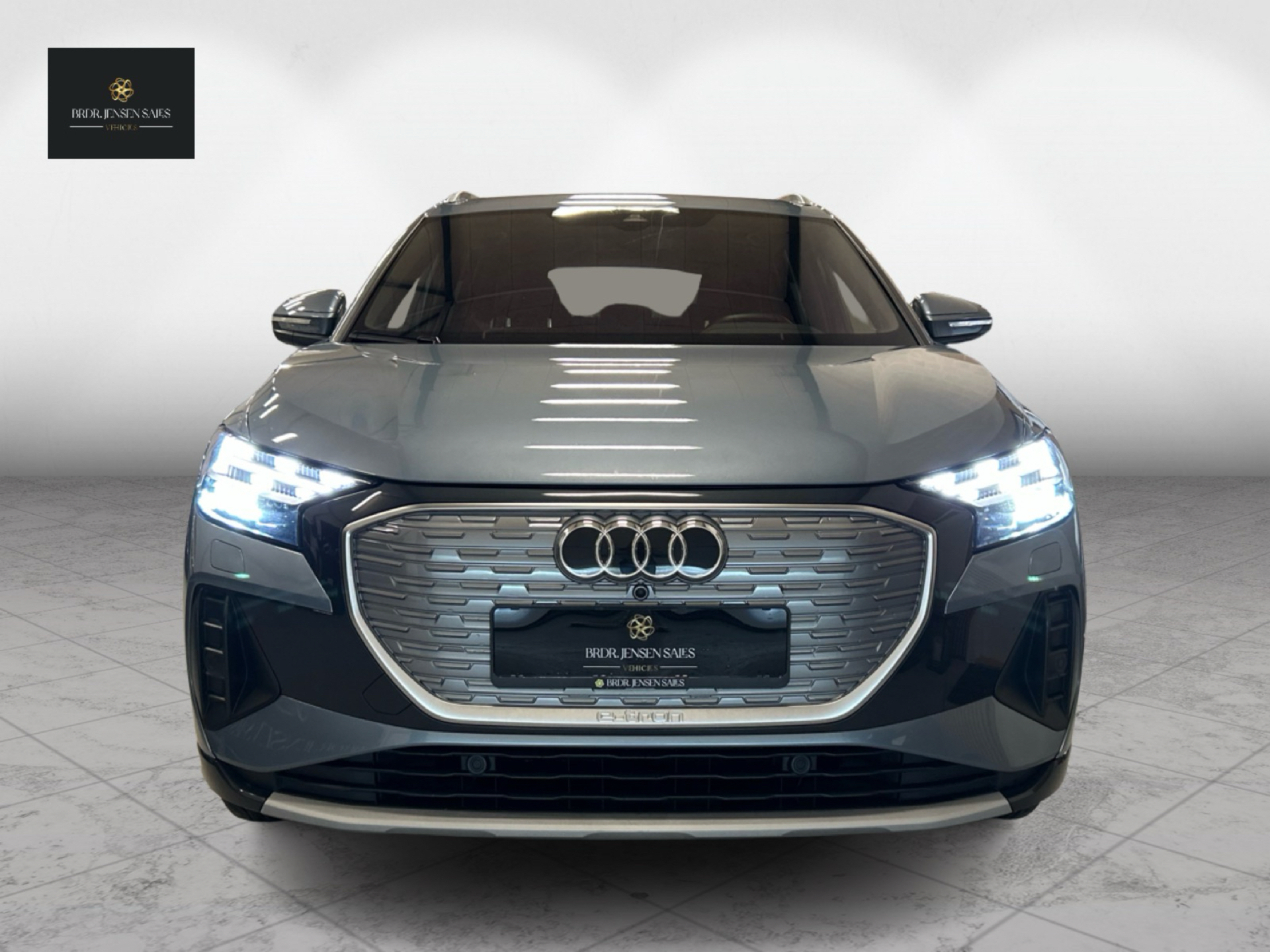 Blå Audi Q4 fra 2022