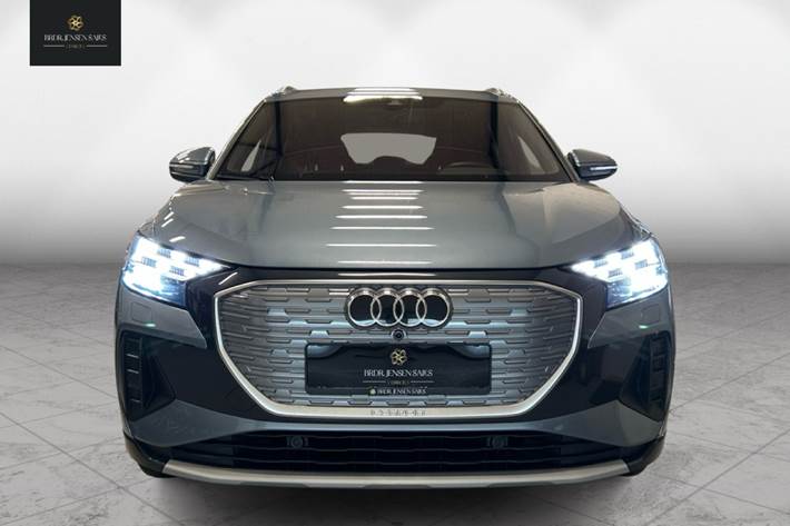 Blå Audi Q4 fra 2022