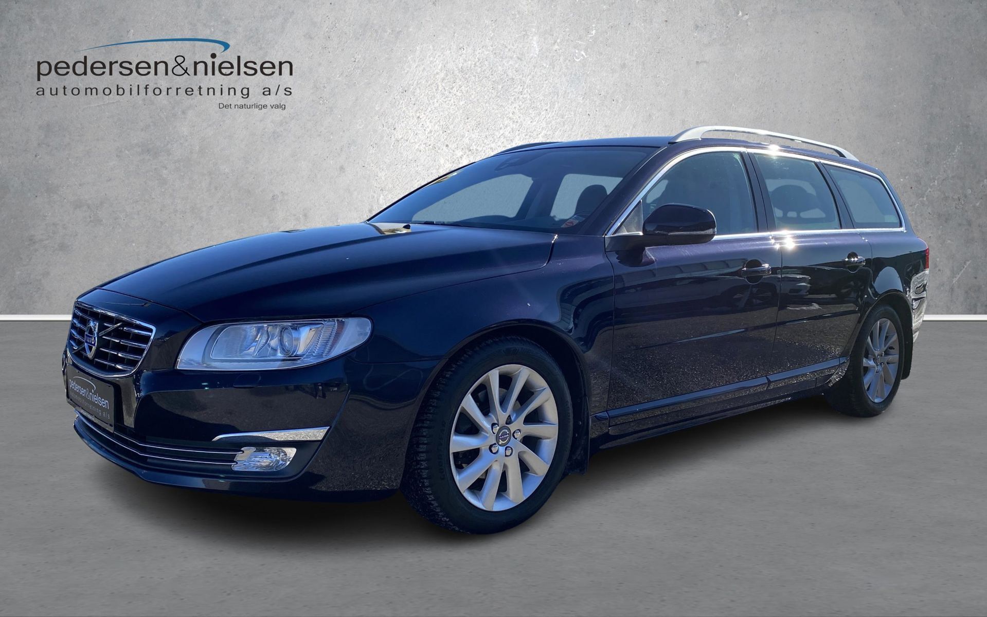 Blå Volvo V70 fra 2015 set udefra