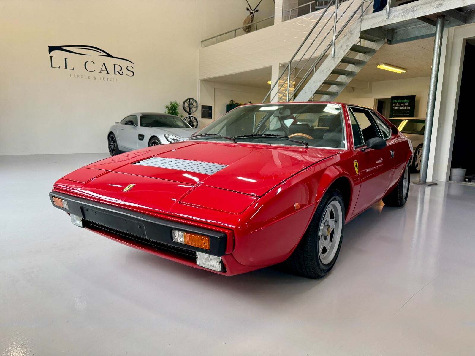 Rød Ferrari 308 fra 1975 set udefra