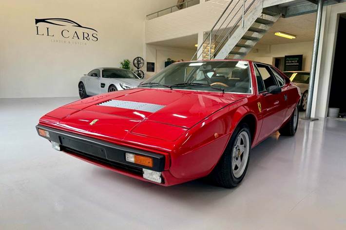 Rød Ferrari 308 fra 1975 set udefra