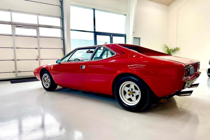 Rød Ferrari 308 fra 1975
