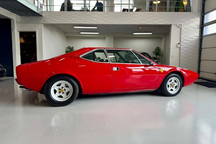Rød Ferrari 308 fra 1975