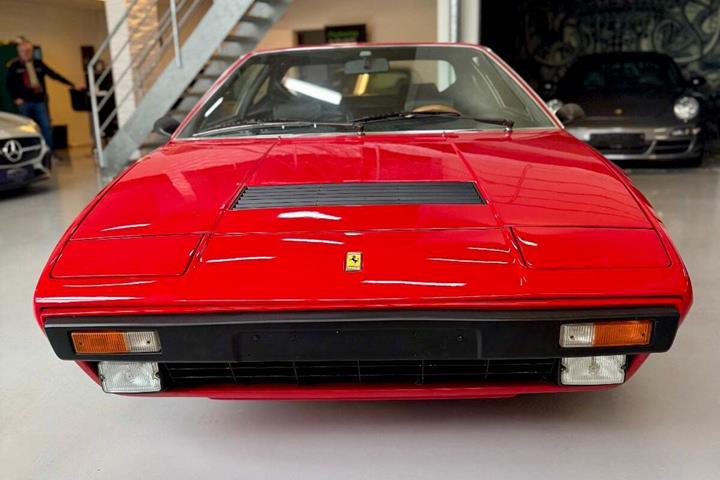 Rød Ferrari 308 fra 1975