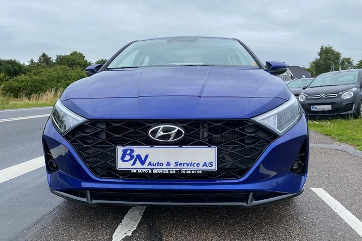 Blå Hyundai i20 fra 2022