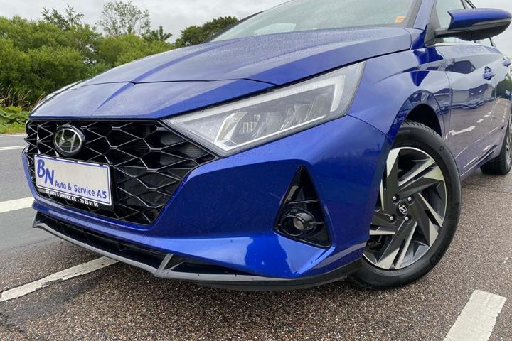 Blå Hyundai i20 fra 2022