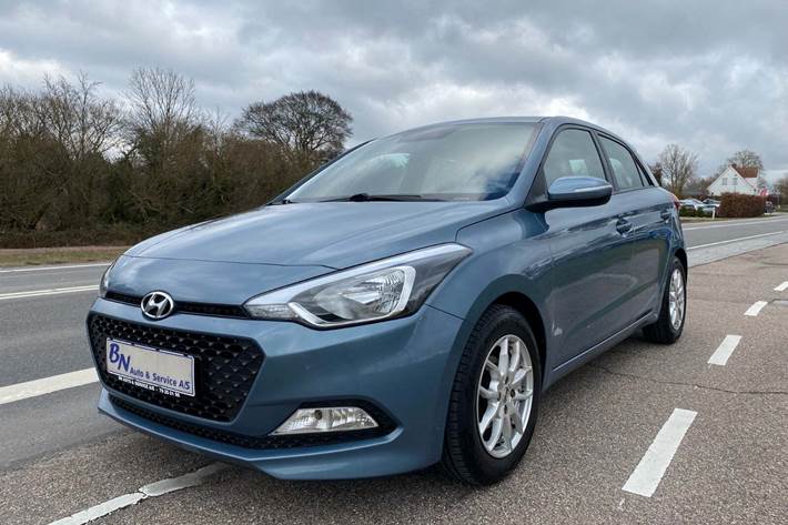 Blå Hyundai i20 fra 2018 set udefra
