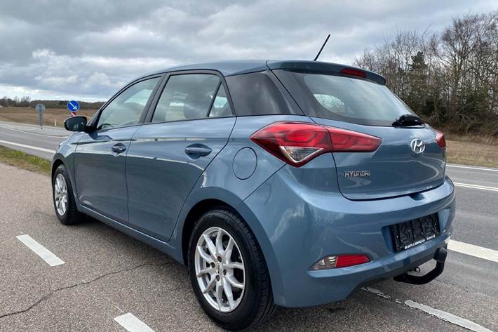 Blå Hyundai i20 fra 2018