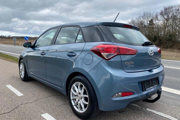 Blå Hyundai i20 fra 2018