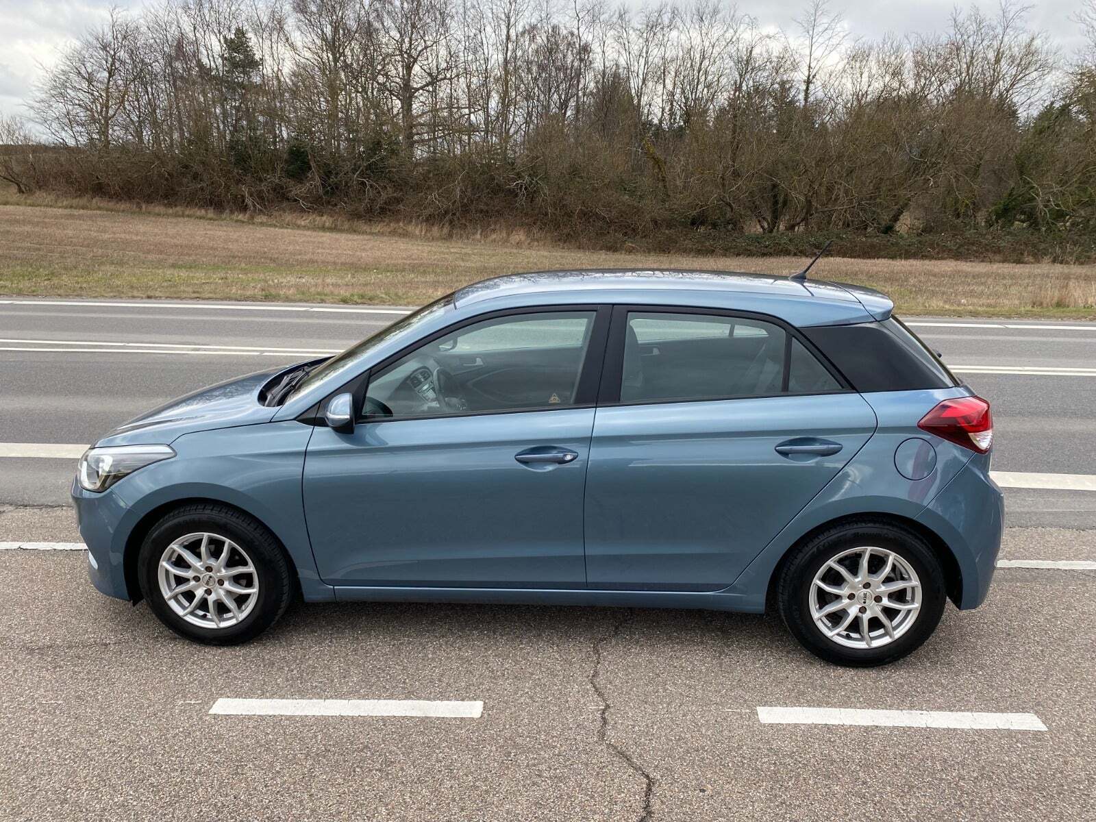 Blå Hyundai i20 fra 2018
