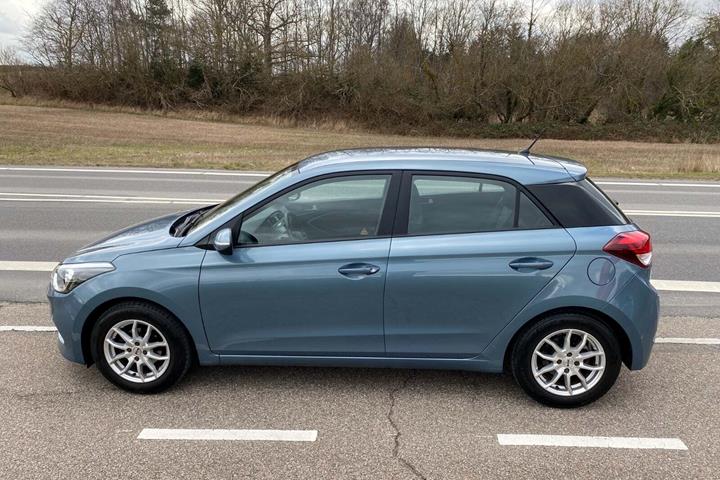 Blå Hyundai i20 fra 2018
