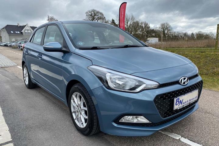 Blå Hyundai i20 fra 2018