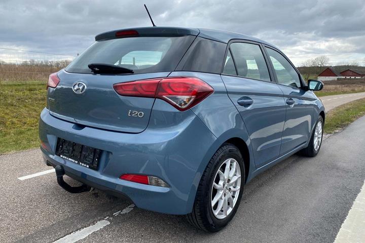 Blå Hyundai i20 fra 2018