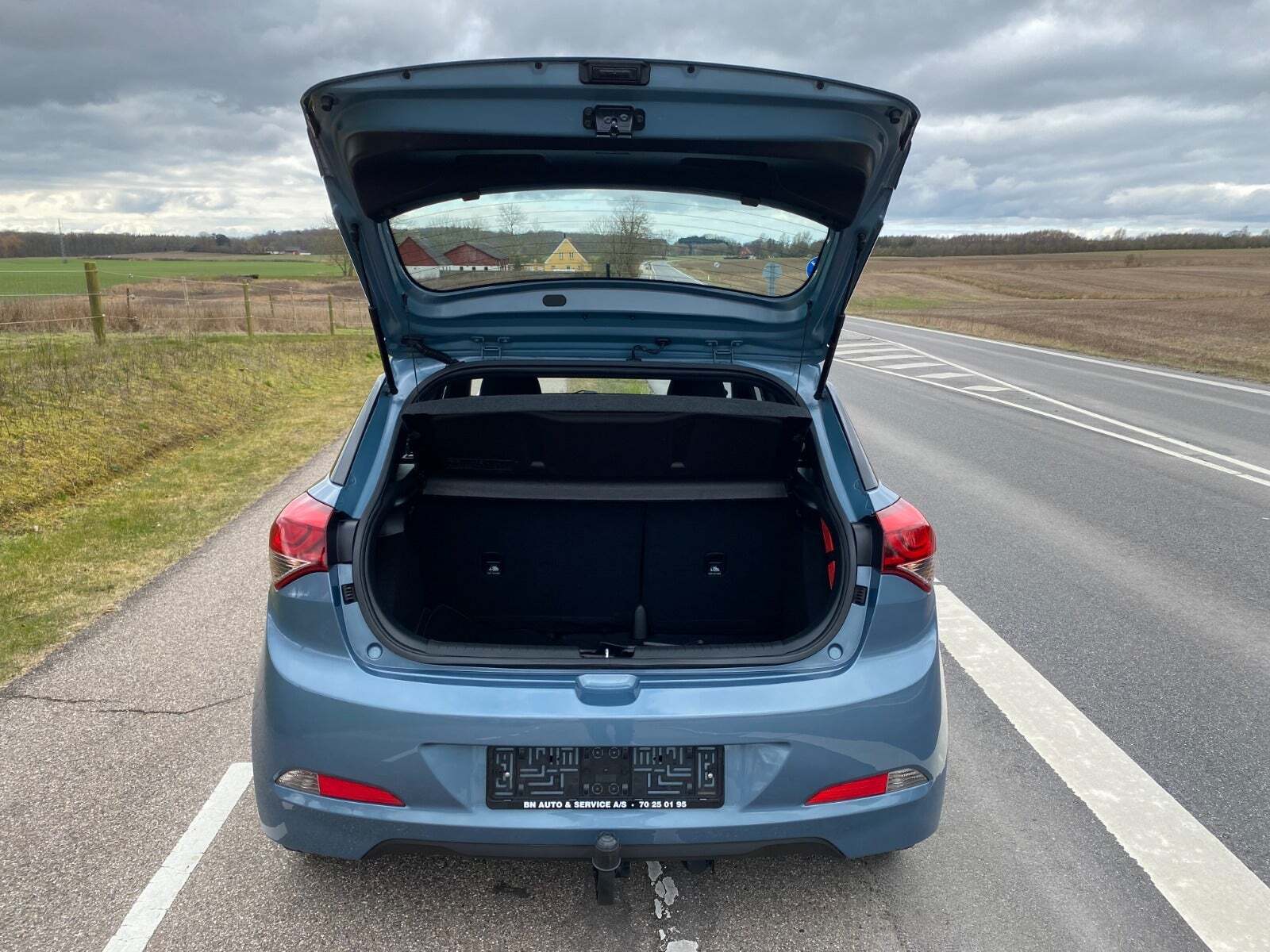 Blå Hyundai i20 fra 2018 set udefra