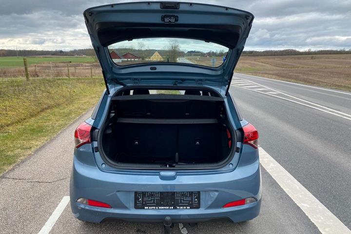 Blå Hyundai i20 fra 2018 set udefra