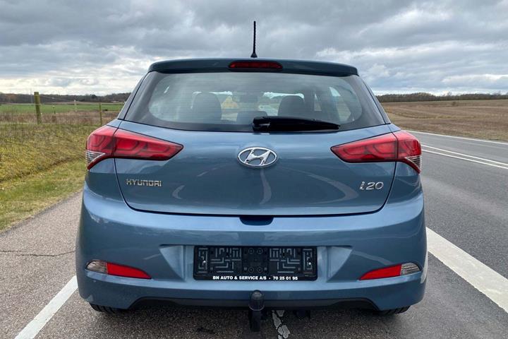 Blå Hyundai i20 fra 2018 set udefra