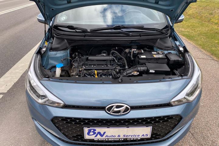 Blå Hyundai i20 fra 2018 set udefra