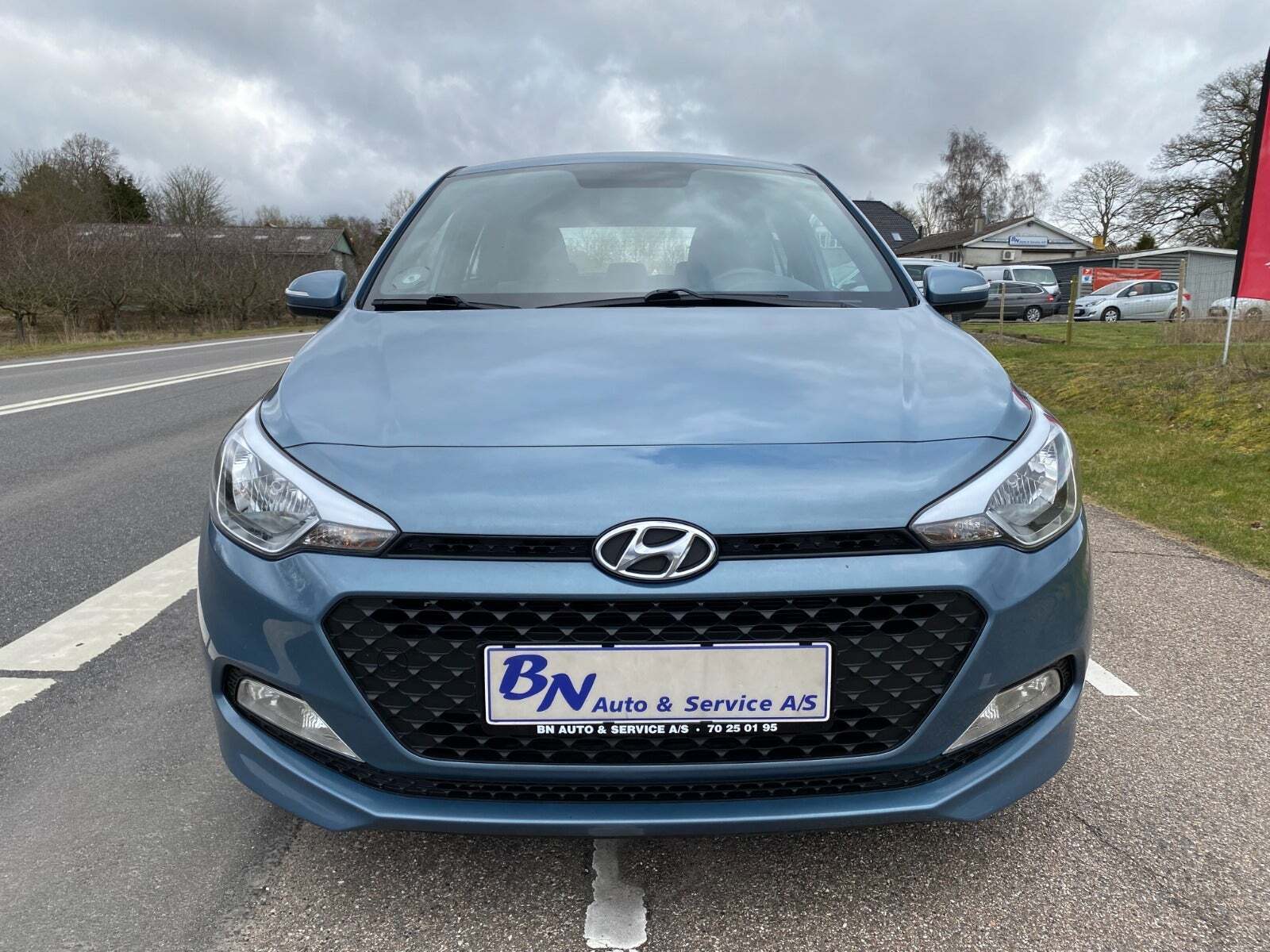 Blå Hyundai i20 fra 2018 set udefra