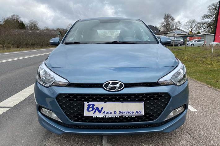 Blå Hyundai i20 fra 2018 set udefra
